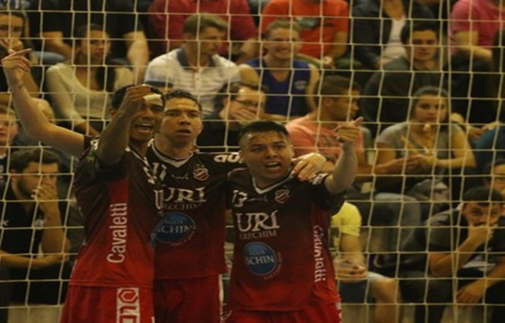 Ir para  <p>O Atl&acirc;ntico Erechim voltou a vencer no Campeonato Ga&uacute;cho de Futsal &ndash; S&eacute;rie Ouro. Na noite desta segunda-feira, jogando em Cruzeiro do Sul, cidade pr&oacute;xima a Lajeado, venceu a Alaf por 5...